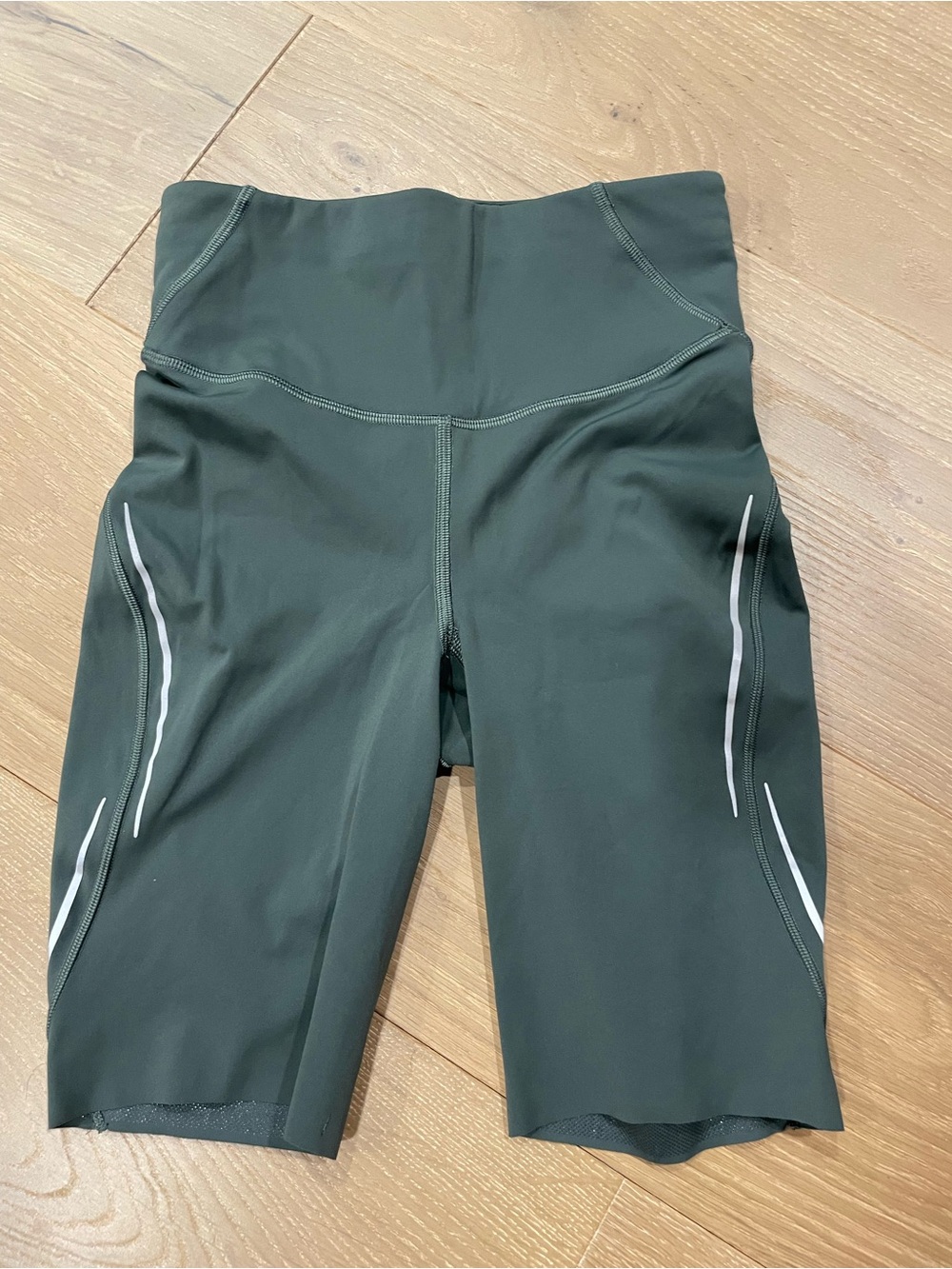 Lululemon Fast and Free biker shorts size 2 Hunter green GUC
